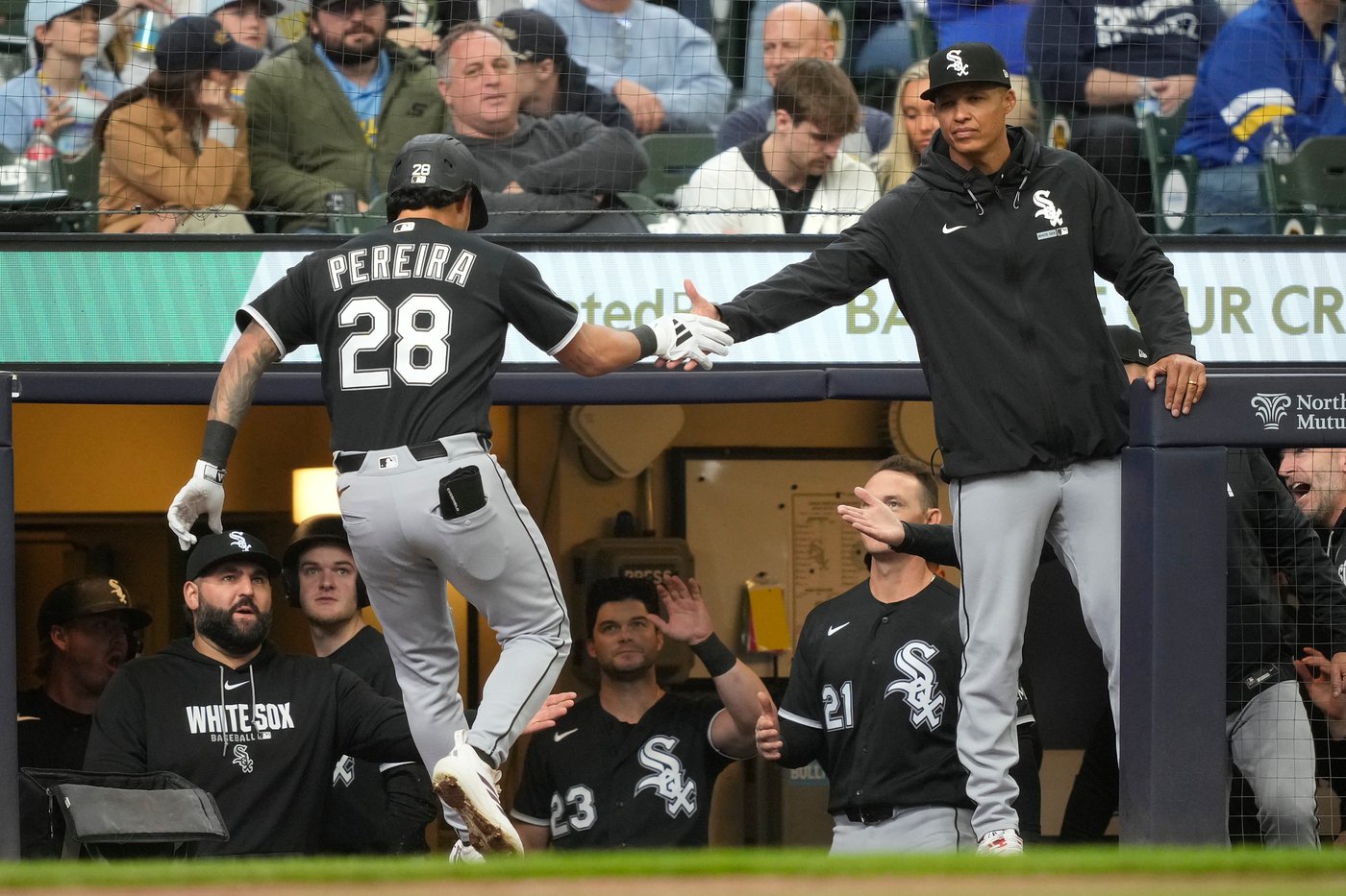 Christian Yelich homers to cap a 6-run rally in the 8th inning as Brewers beat White Sox 9-7 | iNFOnews.ca