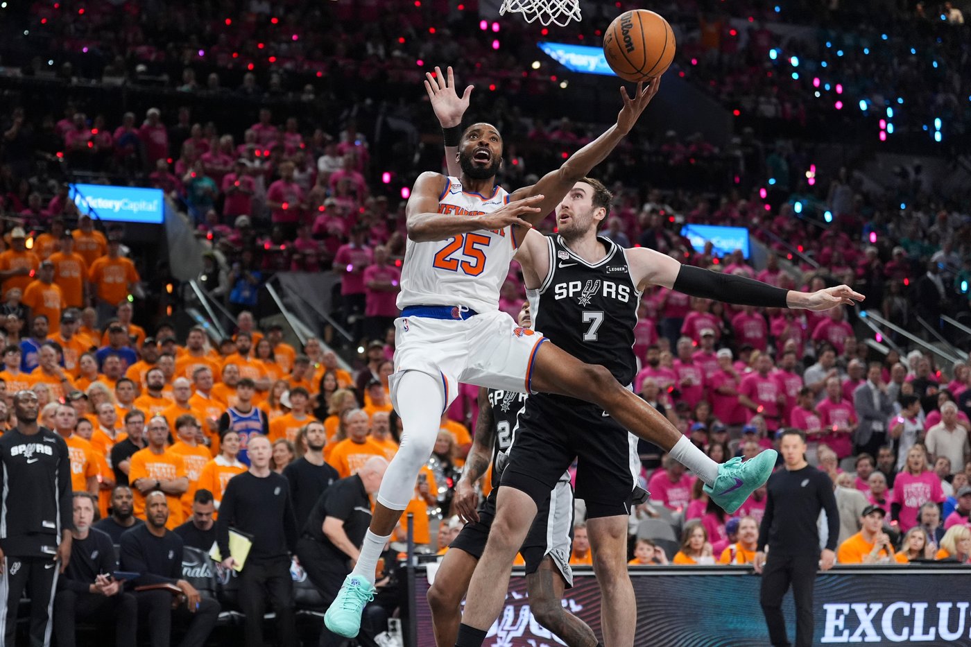 Jalen Brunson scores 30 and Knicks finish on 11-0 run, steal Game 1 from Spurs with 105-95 win | iNFOnews.ca