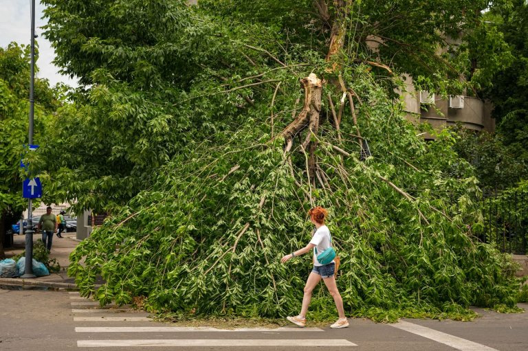 1 dead in Romania in a powerful storm after intense heatwave | iNFOnews.ca