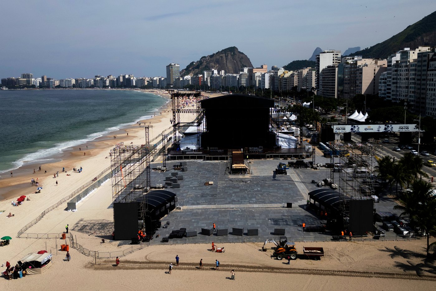 Construction of the stage for Shakira's concert in Brazil resumes after worker's death | iNFOnews.ca