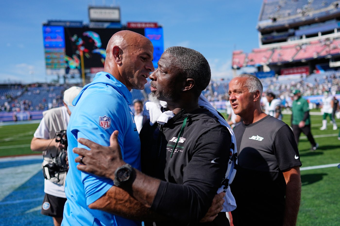 Breece Hall powers Jets past Titans 23-10 in a dominant season opener against their former coach | iNFOnews.ca