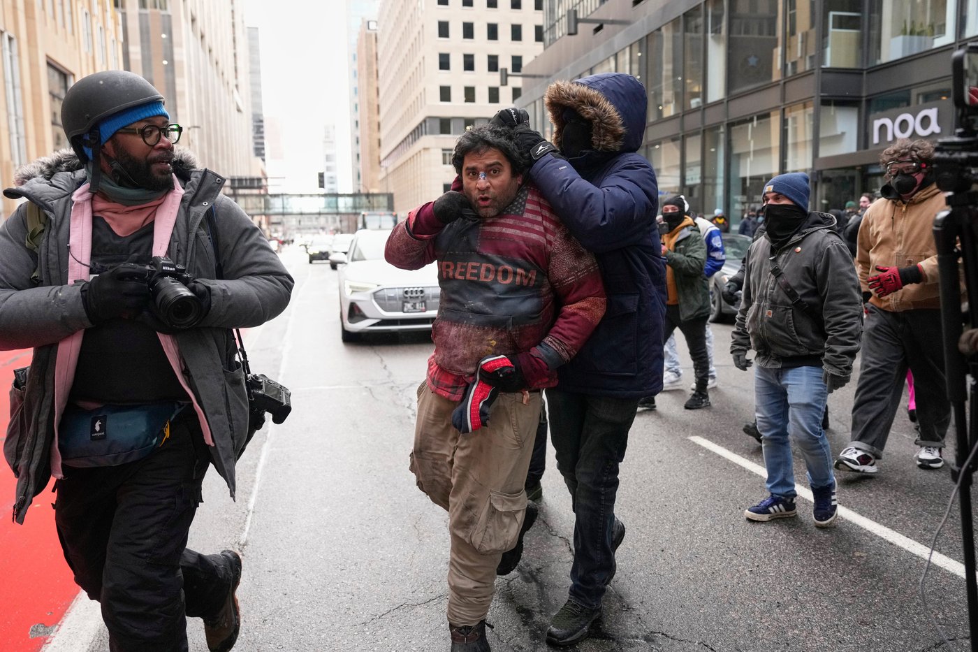 Photos show anti-ICE crowd chase off pro-ICE demonstrators from Minneapolis streets | iNFOnews.ca
