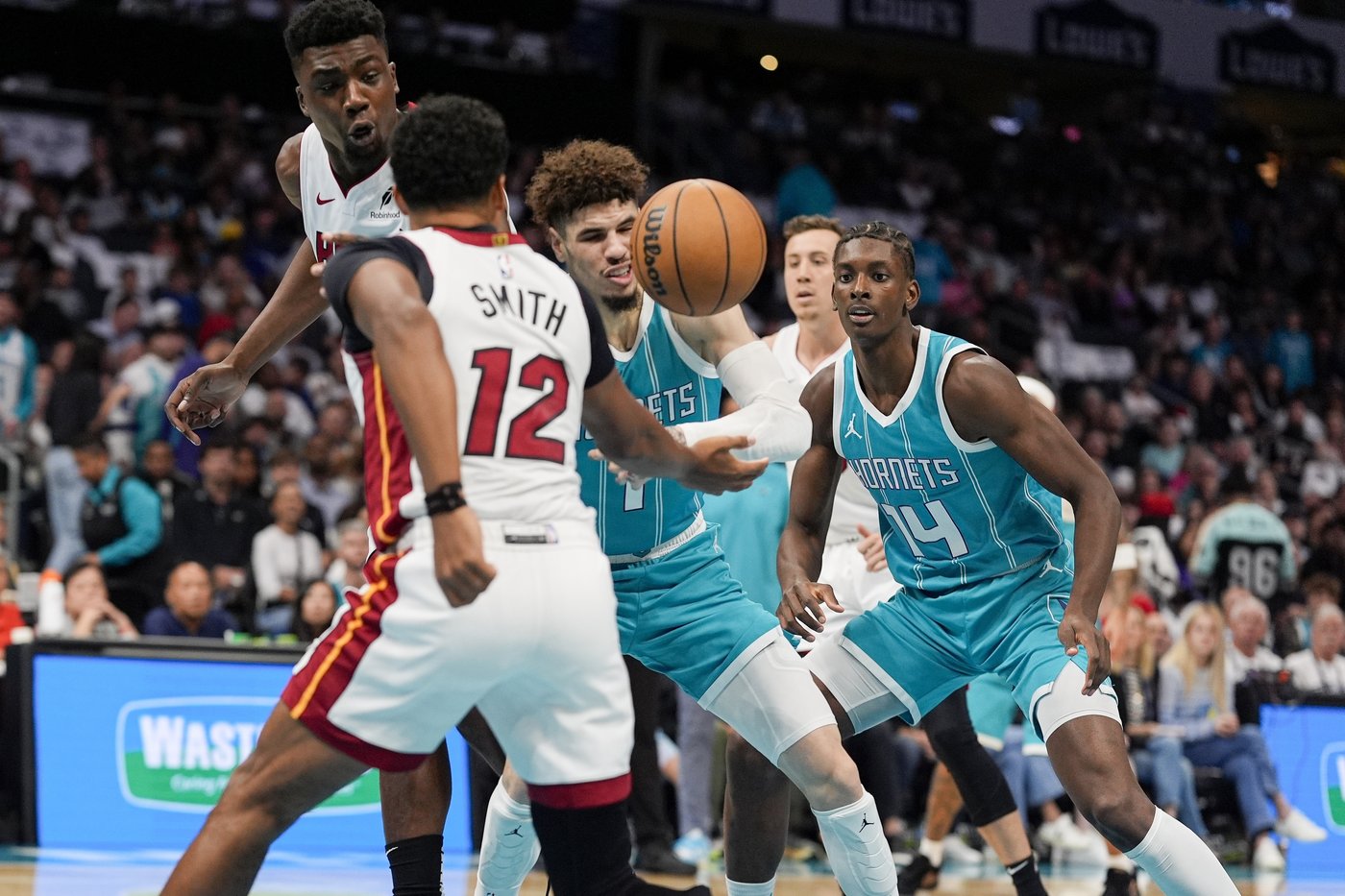 Jimmy Butler's scores 13 of 26 points in fourth quarter as Heat hold off pesky Hornets 114-106 | iNFOnews.ca