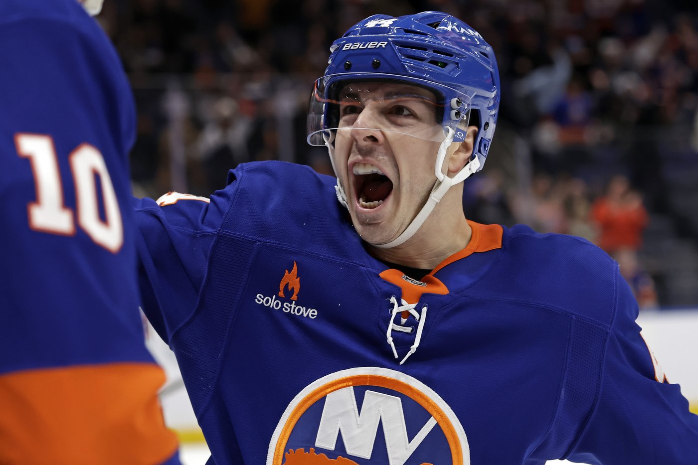 Horvat scores twice, Islanders beat Blue Jackets 3-1 | iNFOnews.ca