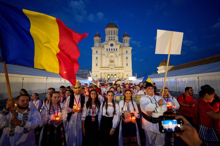 Young Orthodox Christians take part in a lights procession in Romania’s capital | iNFOnews.ca