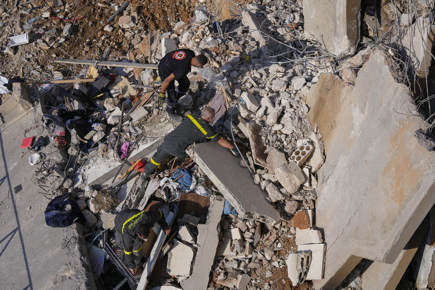Rescuers pull 30 bodies from a building in central Lebanon hit in an Israeli strike | iNFOnews.ca