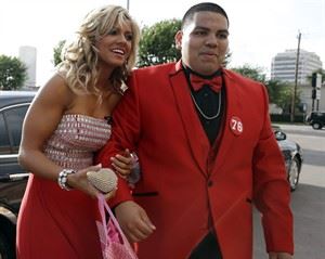 Texans cheerleader, suburban Houston high school senior go to prom after Twitter proposal | iNFOnews.ca CP28321643
