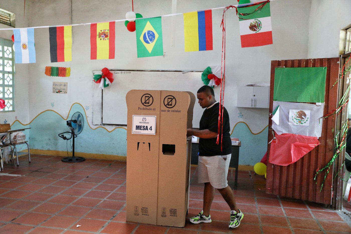 Trump-endorsed de la Espriella holds slim lead in Colombia's election as his rival challenges vote | iNFOnews.ca Trump-endorsed de la Espriella holds slim lead in Colombia's election as his rival challenges vote | iNFOnews.ca