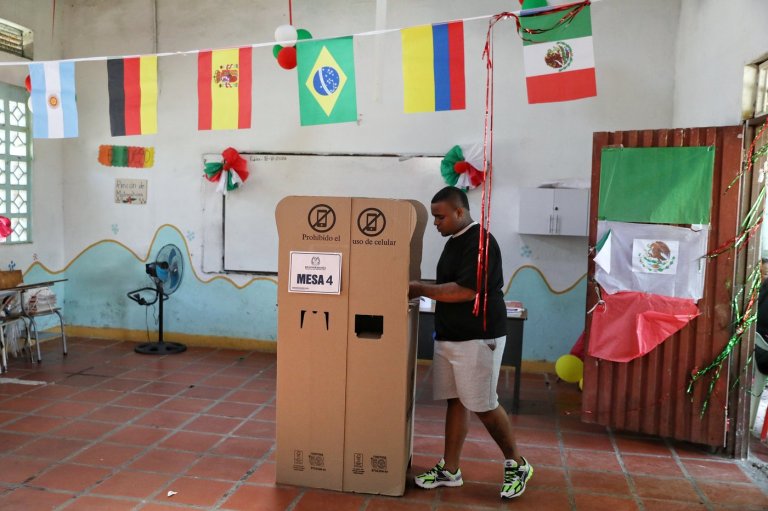 Colombians choose between an outsider and a progressive in a presidential runoff election, in photos | iNFOnews.ca