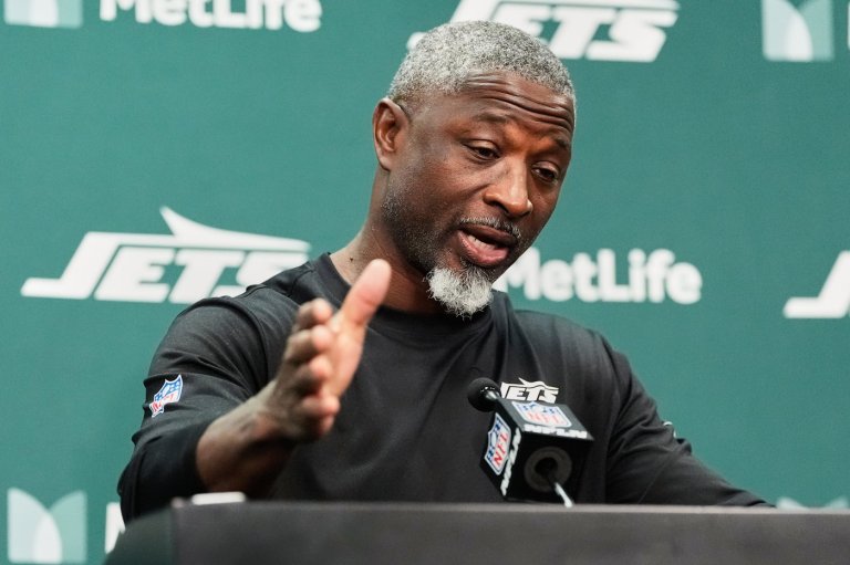 Aaron Glenn takes a defiant stance with reporters on discussing Jets players' injuries | iNFOnews.ca