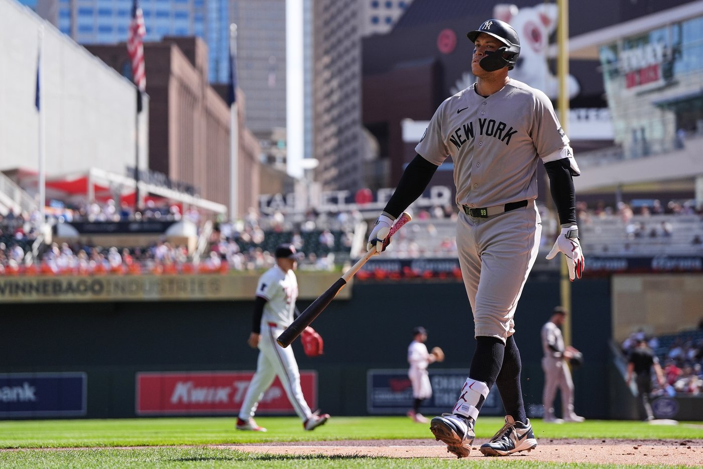 Yankees pull Aaron Judge for a pinch hitter in the 6th against Twins because of lower leg tightness | iNFOnews.ca