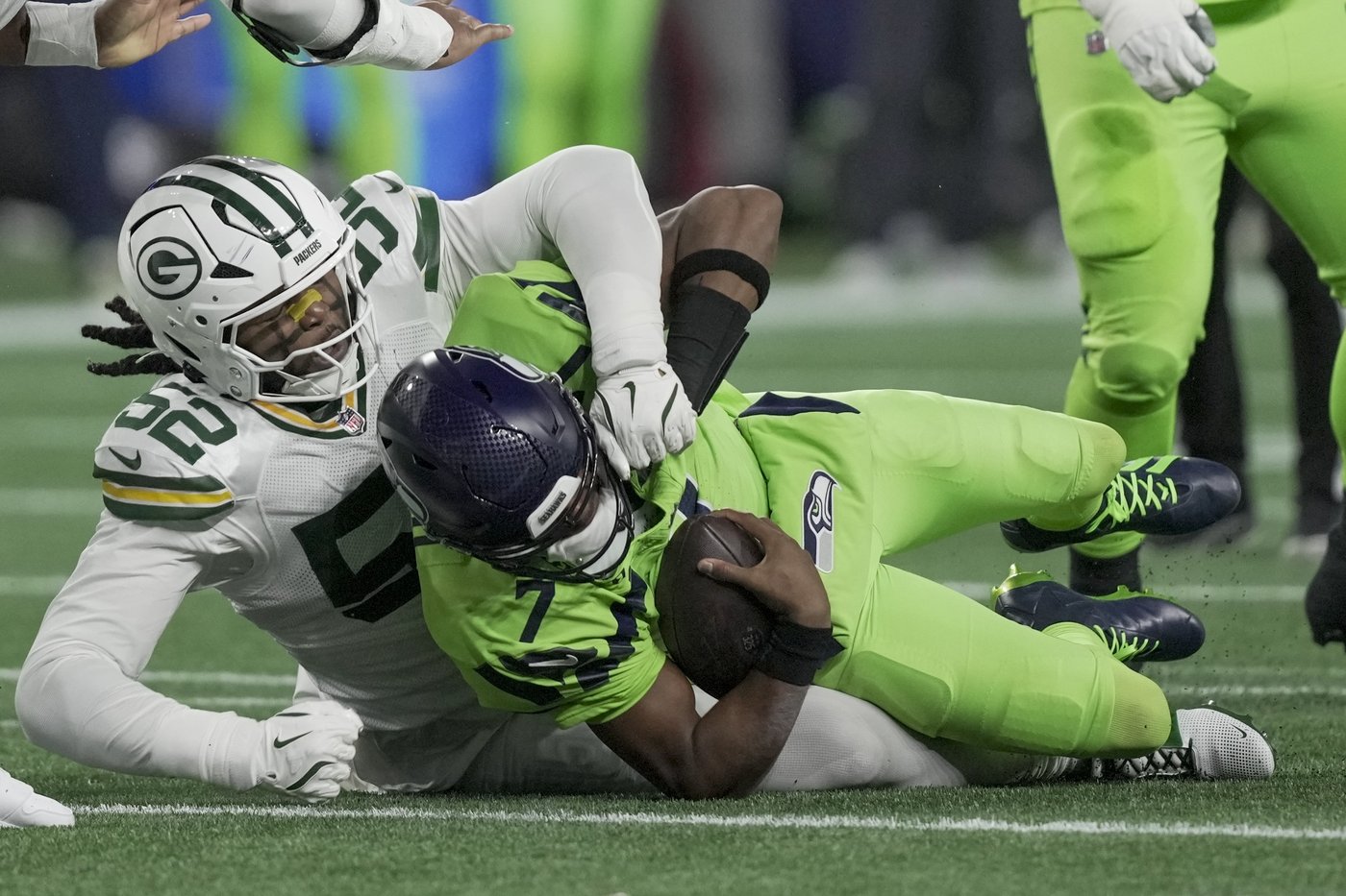 Seahawks QB Geno Smith exits with knee injury against Green Bay and will undergo testing | iNFOnews.ca Seahawks QB Geno Smith exits with knee injury against Green Bay and will undergo testing | iNFOnews.ca