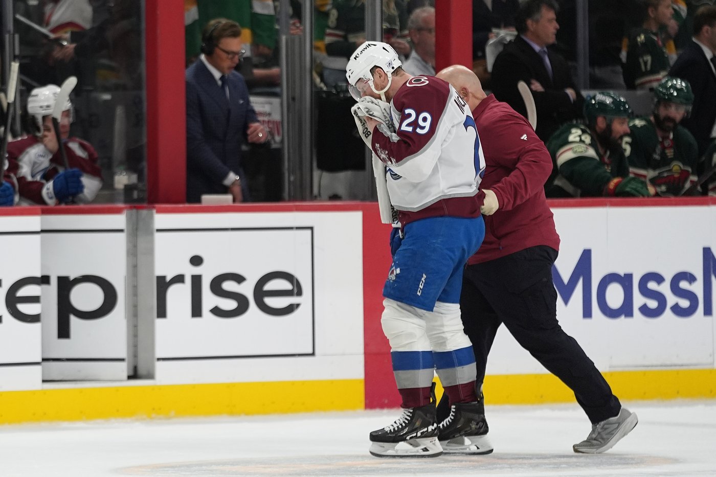 MacKinnon takes a puck from an Avs teammate to the face | iNFOnews.ca MacKinnon takes a puck from an Avs teammate to the face | iNFOnews.ca