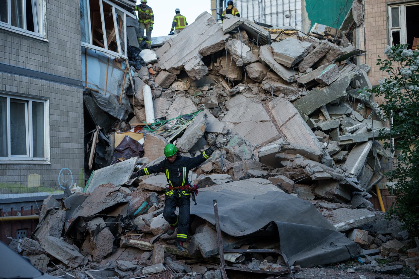 Photos of the aftermath of a Russian missile attack on a Kyiv apartment building | iNwheels