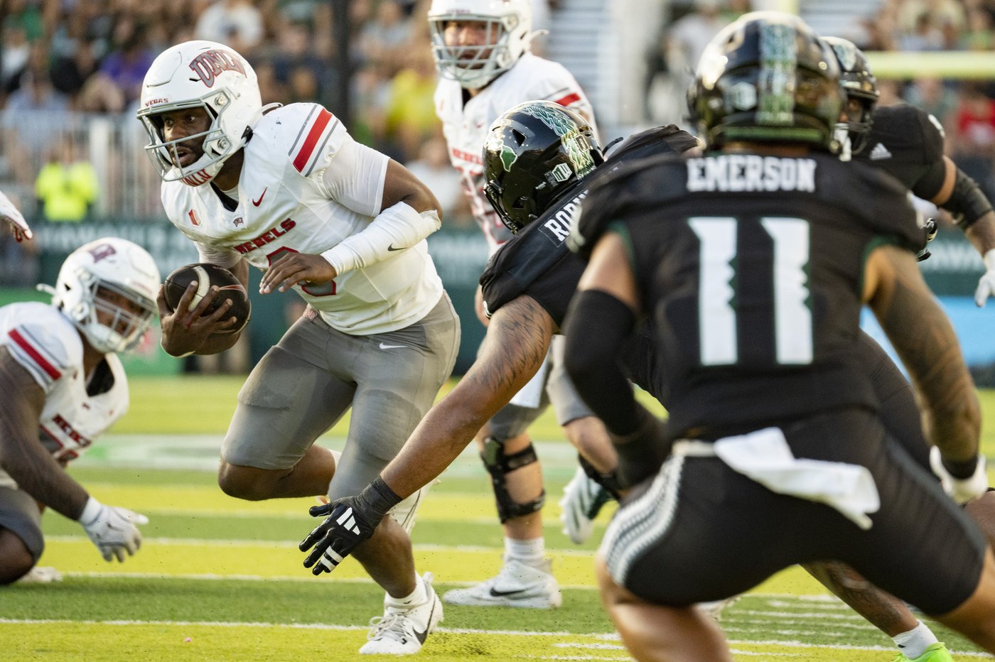 Hajj-Malik Williams helps UNLV hold on for 29-27 victory over Hawaii | iNFOnews.ca