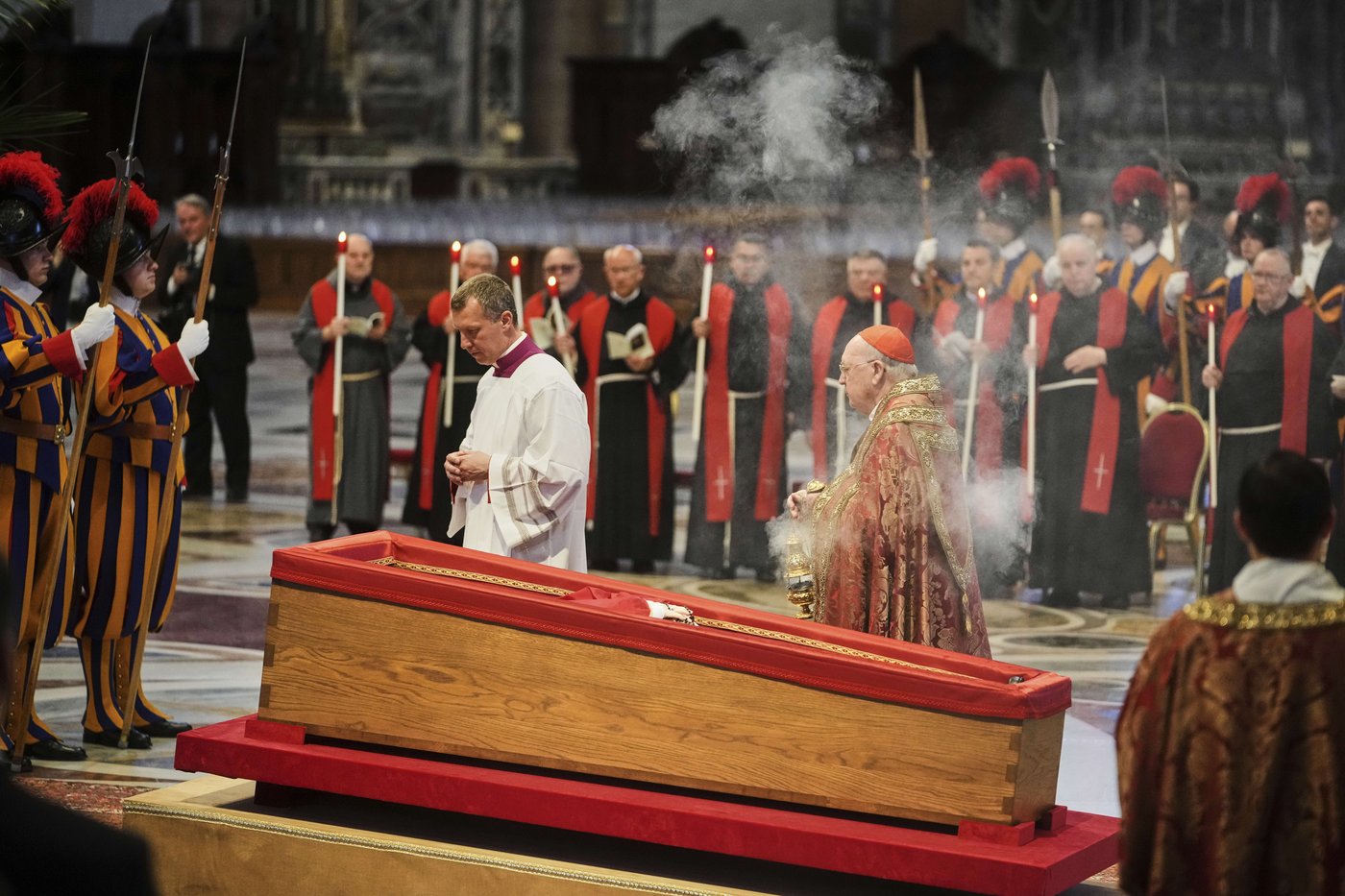 Catholic faithful pay their final respects to Pope Francis as public viewing begins | iNFOnews.ca