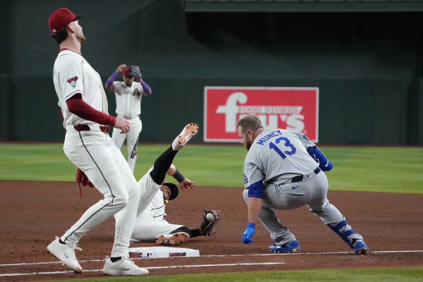 Diamondbacks' Vargas, Dodgers' Muncy injured on violent collision at first base | iNFOnews.ca