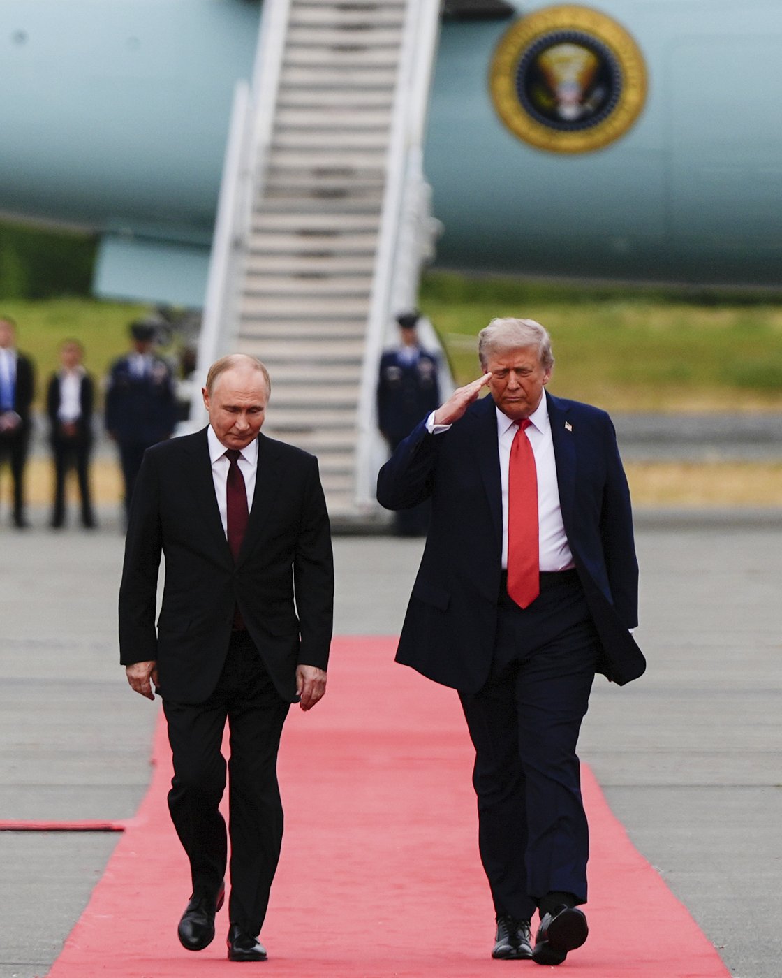 Trump greets Putin with a red carpet. Ukrainians feel betrayed. | iNFOnews.ca