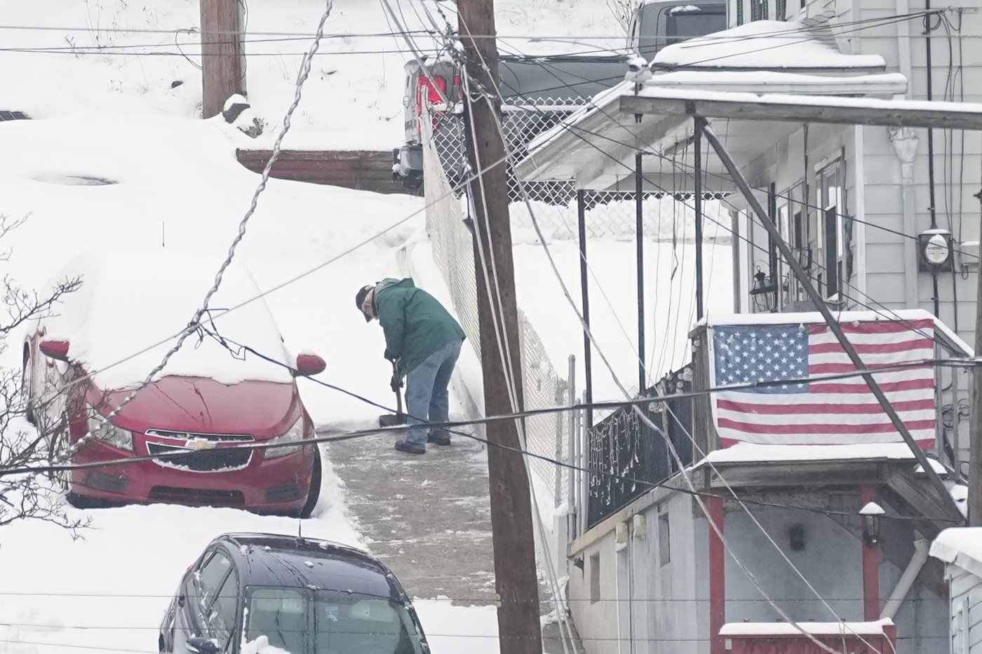 Winter's first big snowstorm hits the Northeast as schools close and traffic slows | iNFOnews.ca