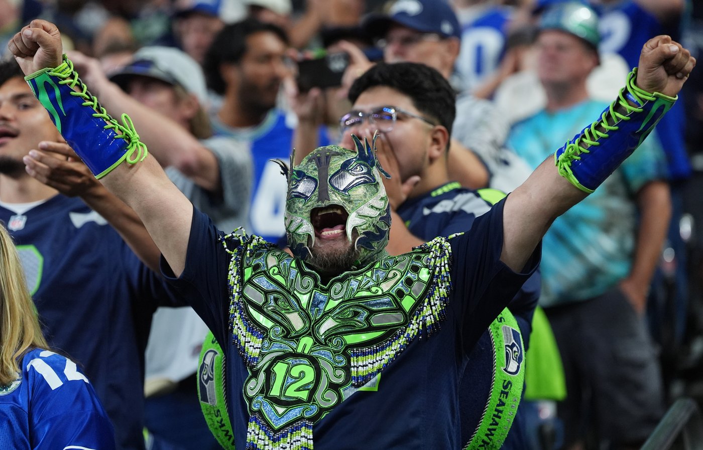 Photos of the NFL season opener, a rare Super Bowl rematch between the Seahawks and Patriots | iNFOnews.ca