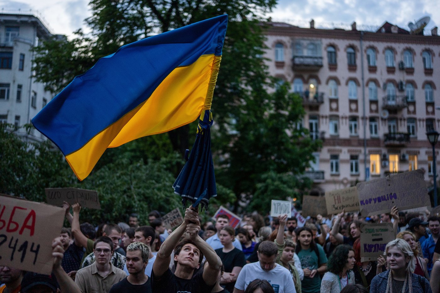 Zelenskyy faces backlash as Ukrainians protest new anti-corruption law | iNFOnews.ca Zelenskyy faces backlash as Ukrainians protest new anti-corruption law | iNFOnews.ca