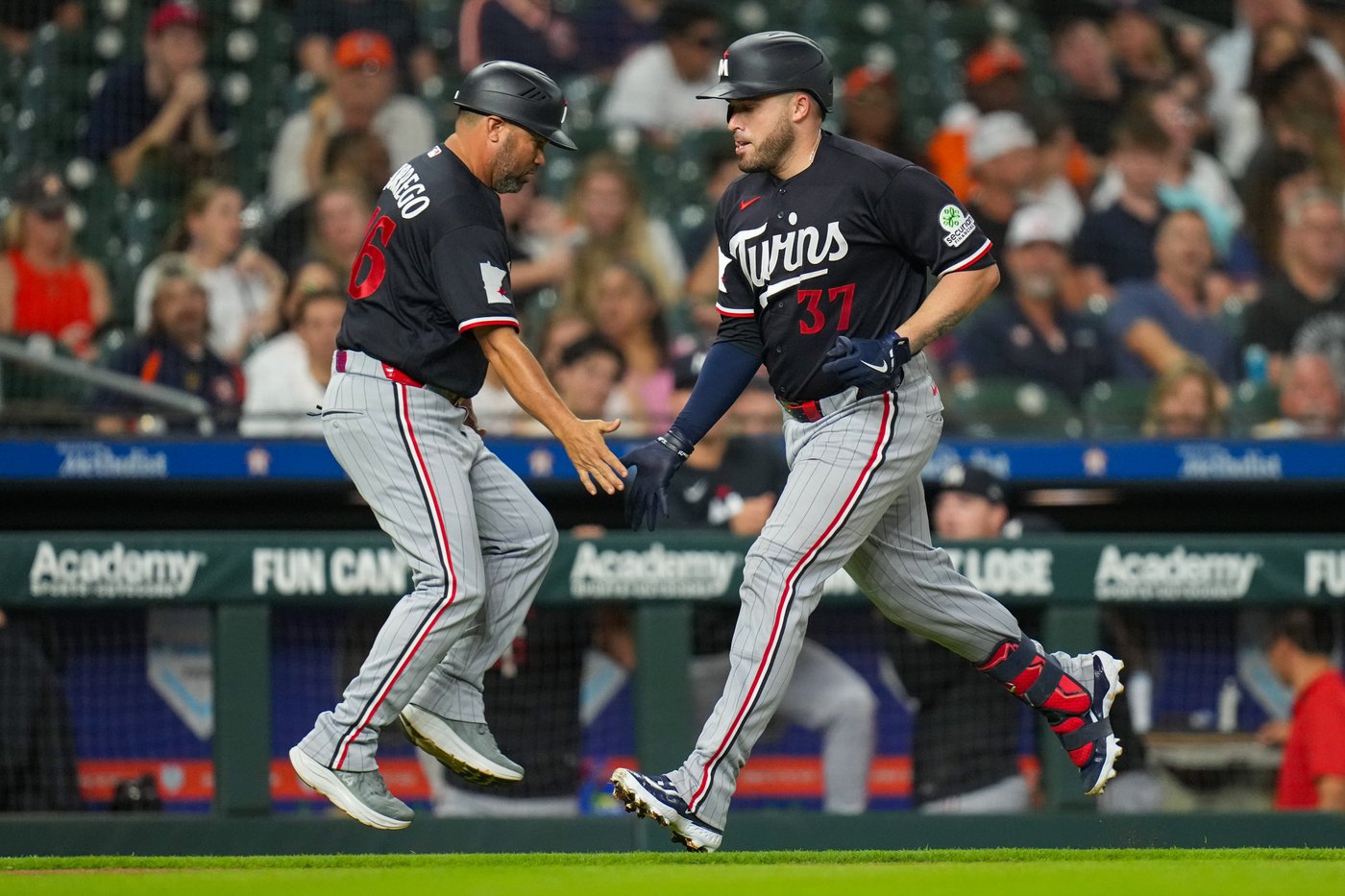 Twins hit 3 homers to back Matthews, then hold off Astros rally in 9th for 5-4 victory | iNFOnews.ca Twins hit 3 homers to back Matthews, then hold off Astros rally in 9th for 5-4 victory | iNFOnews.ca