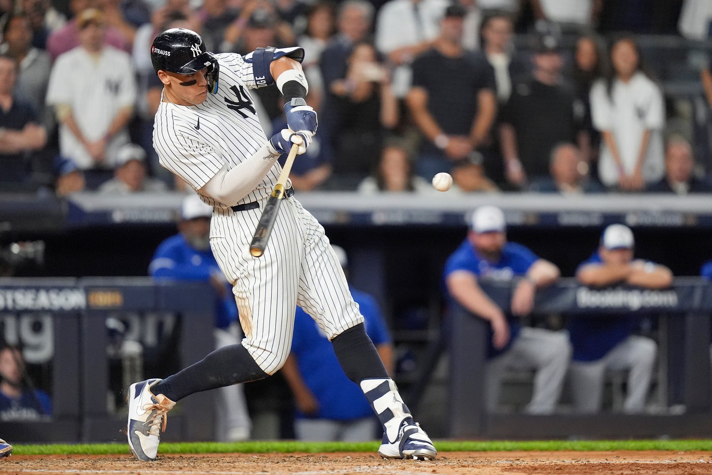 Aaron Judge does it all and rescues Yankees with `amazing swing' against Blue Jays | iNFOnews.ca