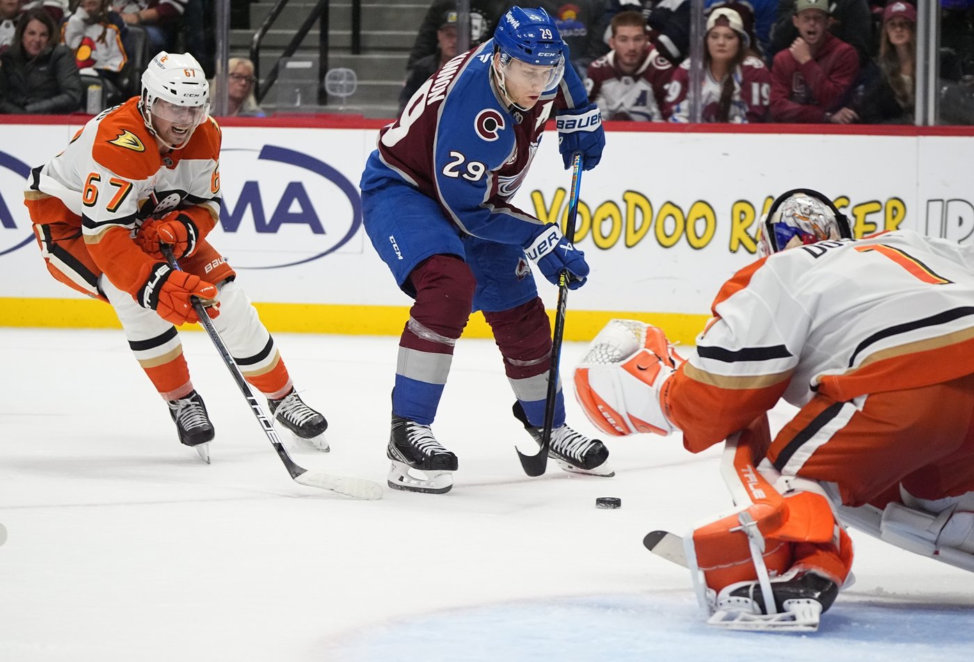 MacKinnon scores in OT to lift Avalanche past Ducks 4-3 for 1st win | iNFOnews.ca MacKinnon scores in OT to lift Avalanche past Ducks 4-3 for 1st win | iNFOnews.ca