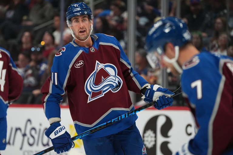 MacKinnon scores go-ahead goal early in 3rd, Avalanche beat Mammoth 2-1 in home opener | iNFOnews.ca