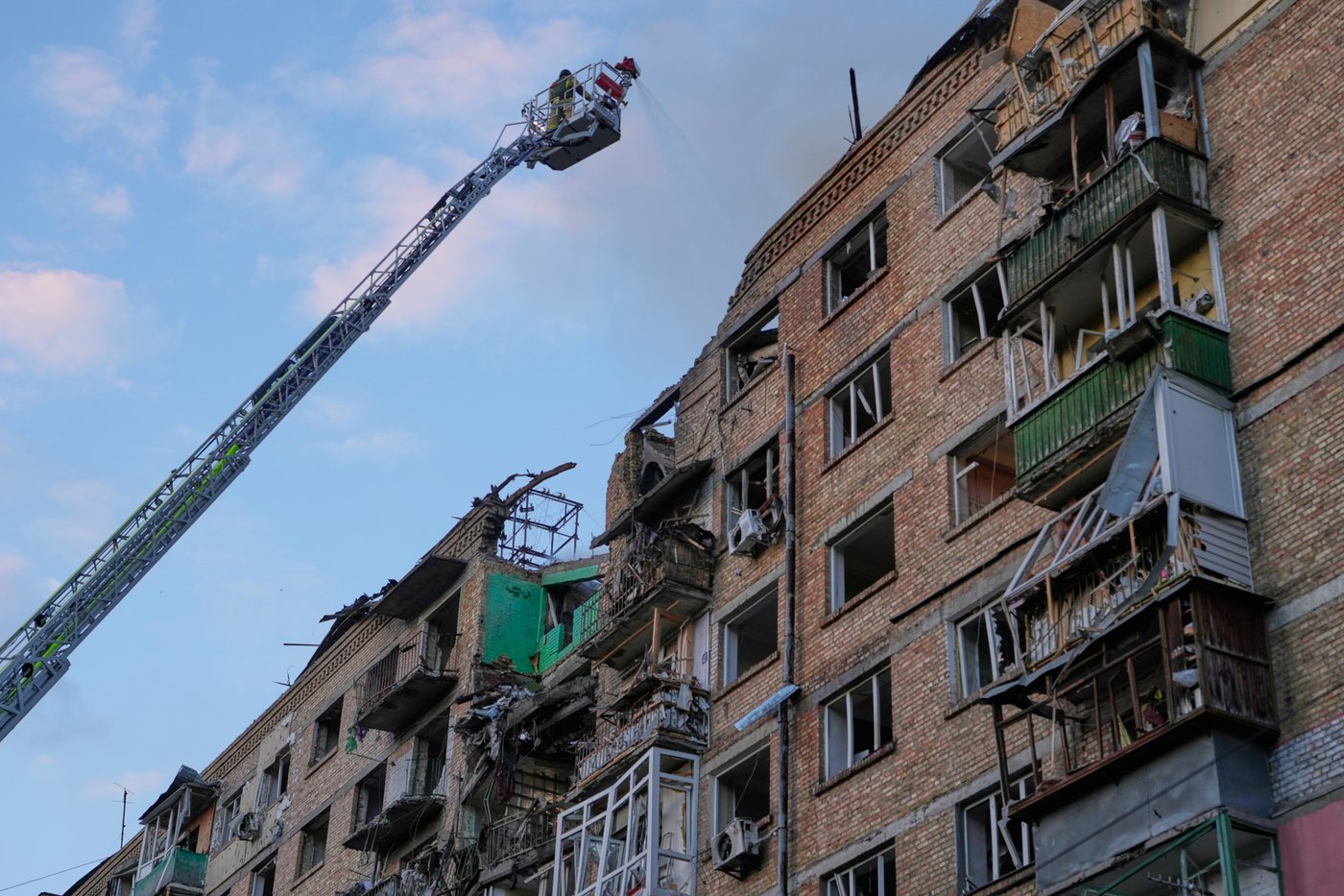 Russia strikes Kyiv with drones and hypersonic missile, in photos | iNFOnews.ca