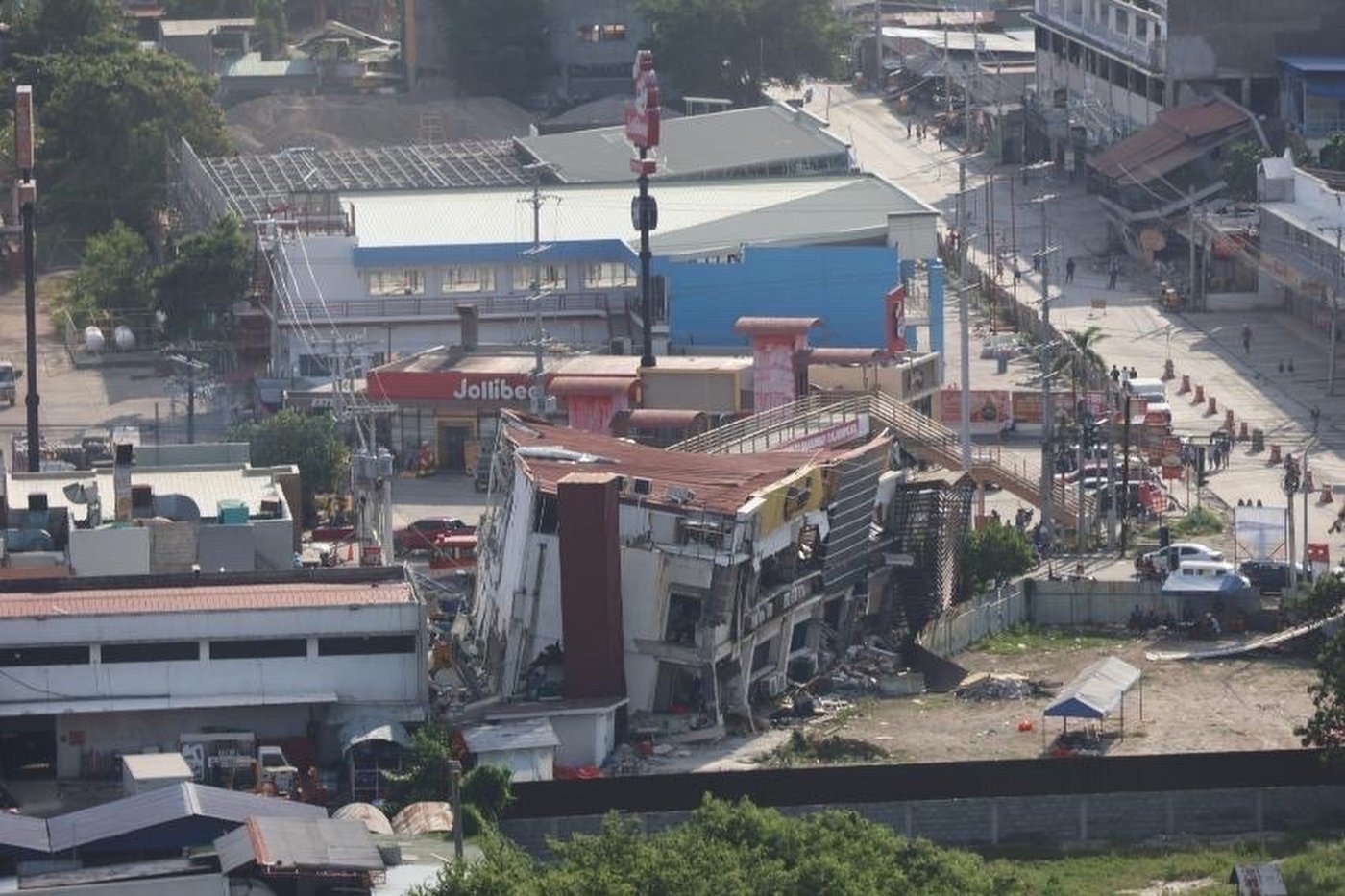 32,000 people displaced by the Philippine earthquake that killed at least 37 | iNFOnews.ca