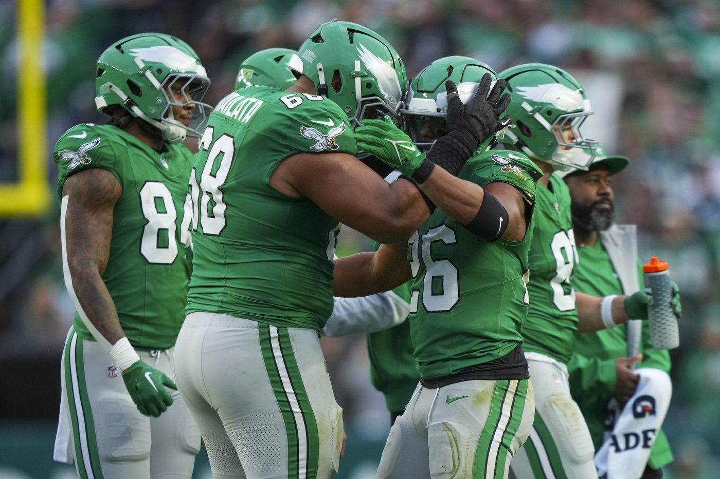 Saquon Barkley tops 2,000 yards rushing as Eagles beat Cowboys 41-7 to clinch NFC East | iNFOnews.ca