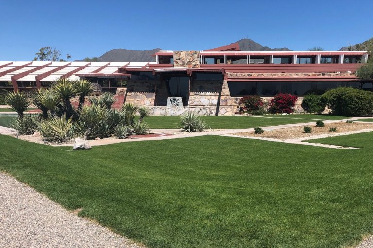 Visitor killed by piece of roof blown off Frank Lloyd Wright's winter home in Arizona | iNFOnews.ca