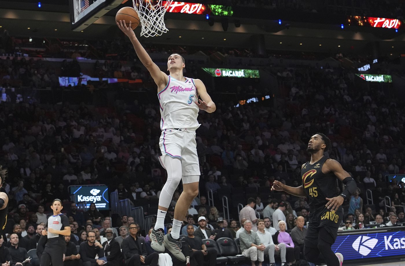 Donovan Mitchell scores 34 points, Cavaliers never trail in 126-106 win over Heat | iNFOnews.ca