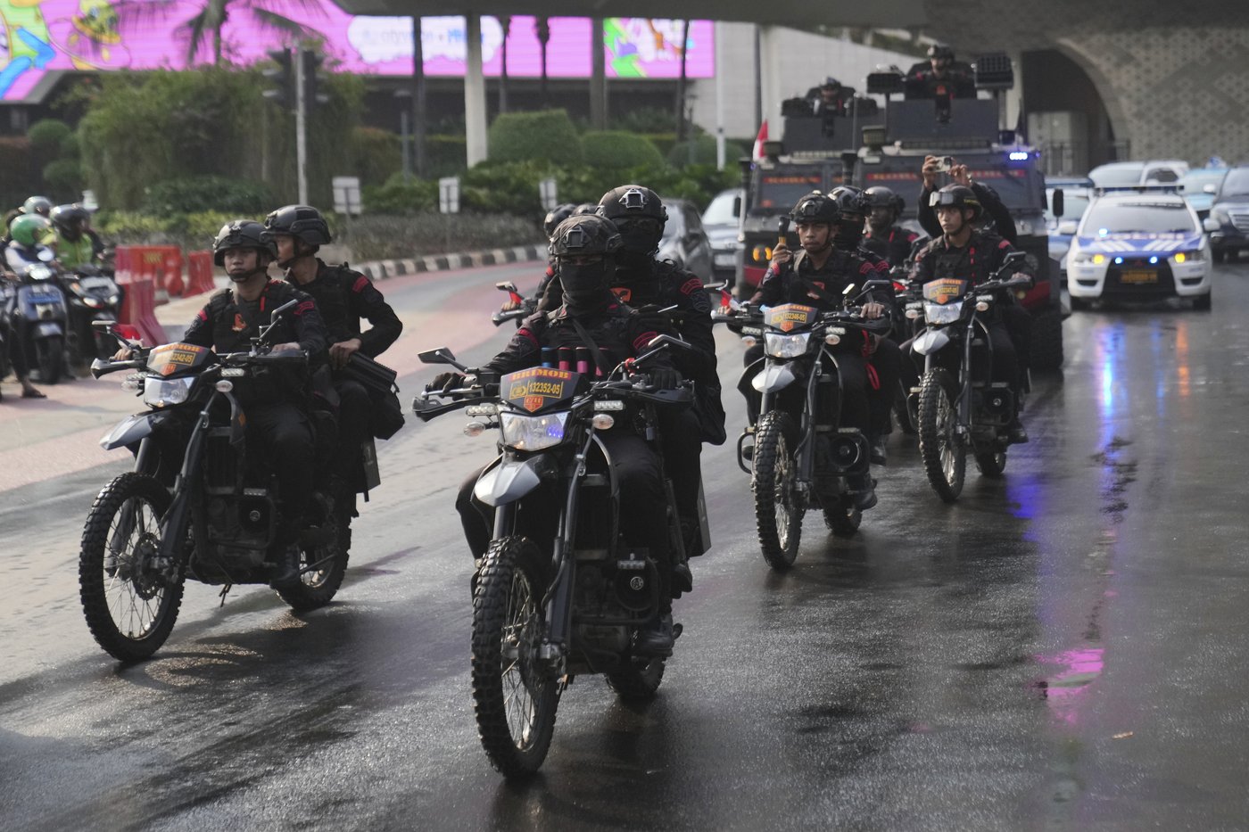 Indonesian leader pledges to revoke lawmakers' perks after protests leave 6 dead | iNFOnews.ca