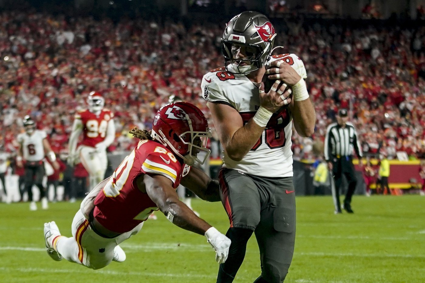Bucs TE Cade Otton emerging as reliable target for Baker Mayfield in absence of injured receivers | iNFOnews.ca