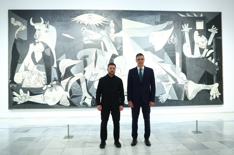 Zelenskyy visits Picasso's 'Guernica' painting after drawing parallel to Ukraine's bombing | iNFOnews.ca
