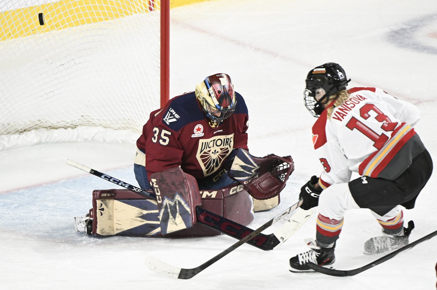 Marie-Philip Poulin plays hero again in Victoire's season-opening PWHL win | iNFOnews.ca Marie-Philip Poulin plays hero again in Victoire's season-opening PWHL win | iNFOnews.ca