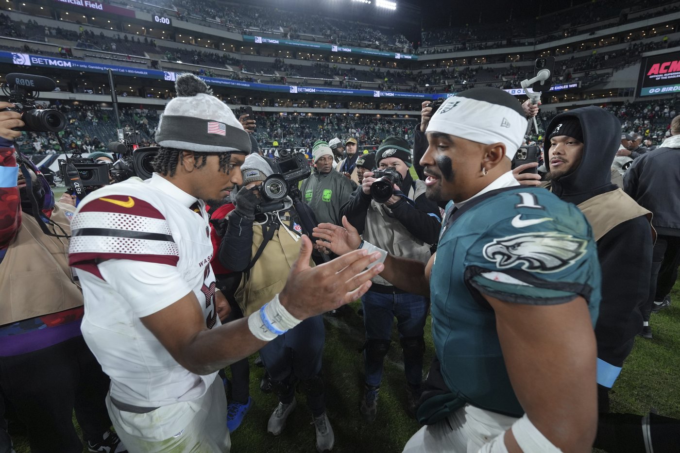 Saquon Barkley runs for 2 TDs, Eagles beat Commanders 26-18 to stretch NFC East lead | iNFOnews.ca