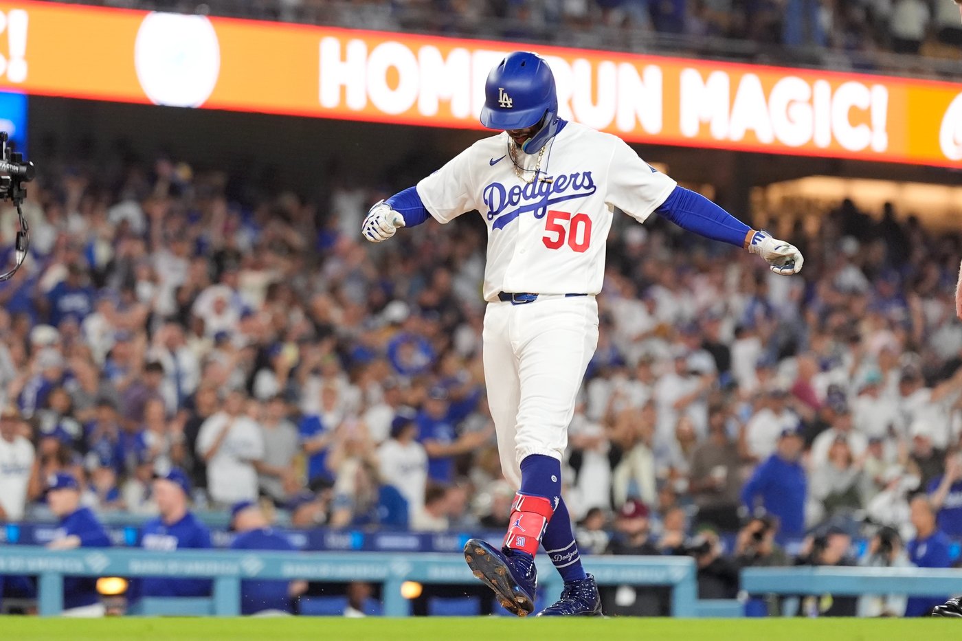 Mookie Betts homers twice and Dodgers go back-to-back twice in 8th inning of 8-2 win over Giants | iNFOnews.ca