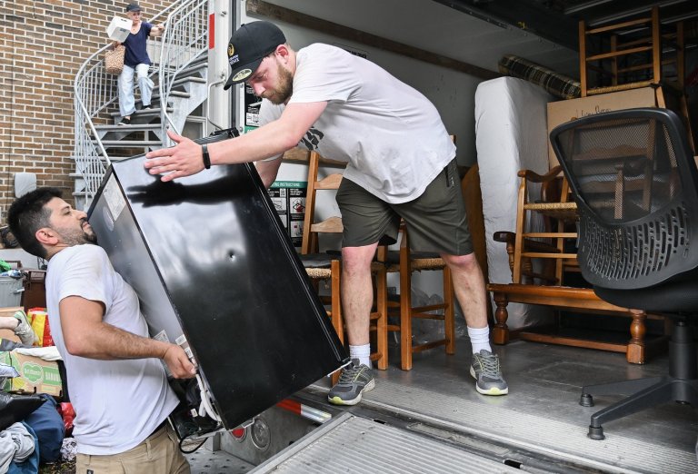 Moving day: Health experts' advice on avoiding injuries, especially during heat wave | iNFOnews.ca