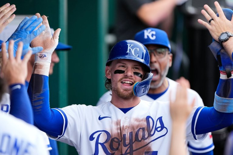 Bobby Witt Jr. homers before leaving with knee injury in Royals' 14-6 win over Cardinals | iNFOnews.ca