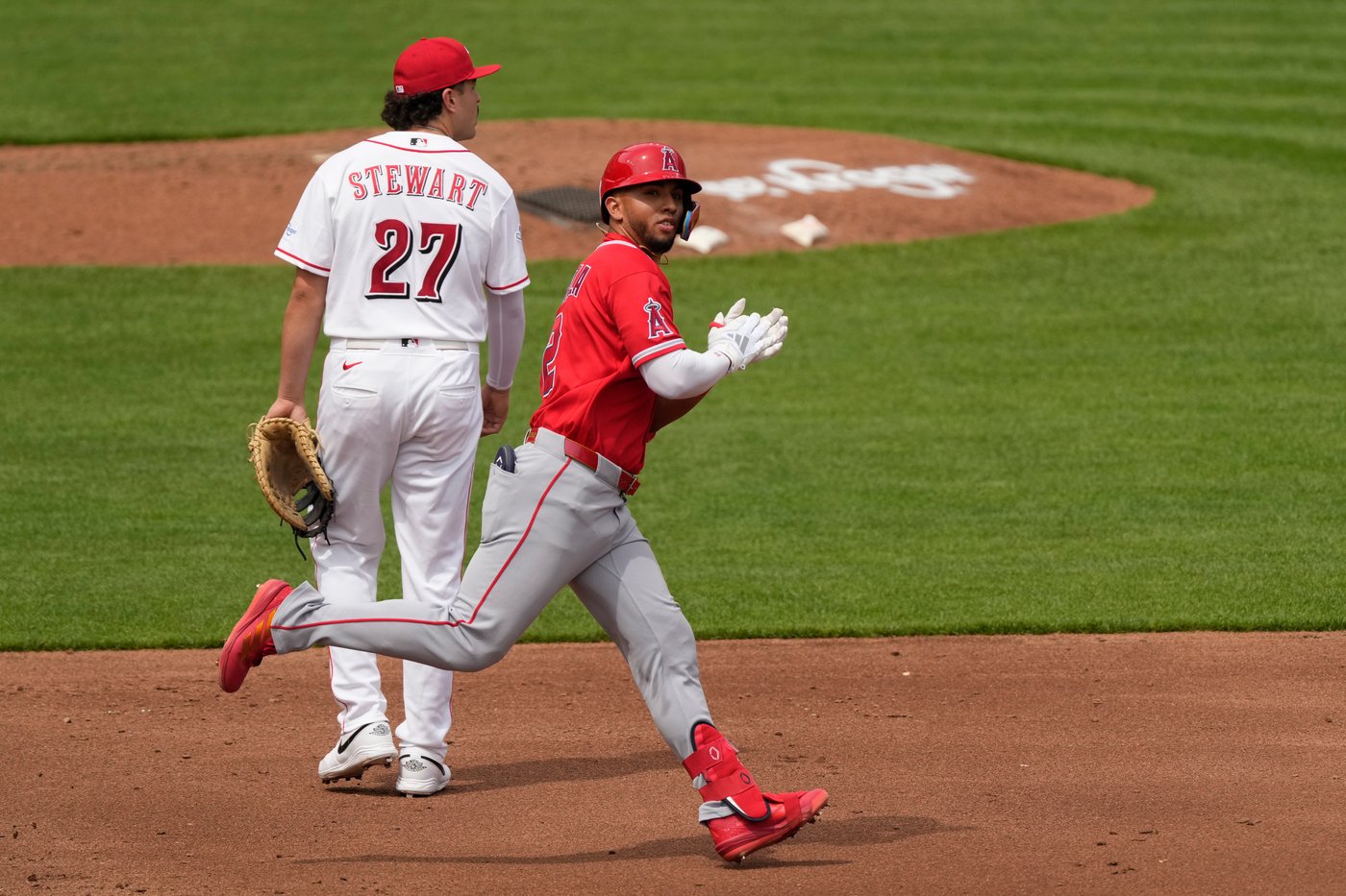 Soriano becomes MLB's first 4-game winner, lowers ERA to 0.33 as Angels beat Reds 9-6 | iNFOnews.ca Soriano becomes MLB's first 4-game winner, lowers ERA to 0.33 as Angels beat Reds 9-6 | iNFOnews.ca