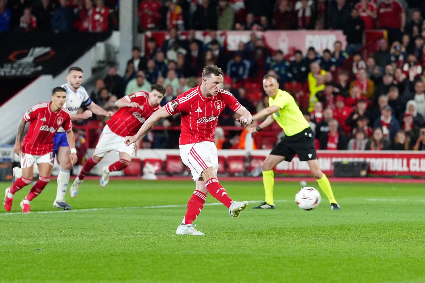 Wood’s penalty gives Nottingham Forest a 1-0 win over Aston Villa in Europa League semifinal 1st leg | iNFOnews.ca
