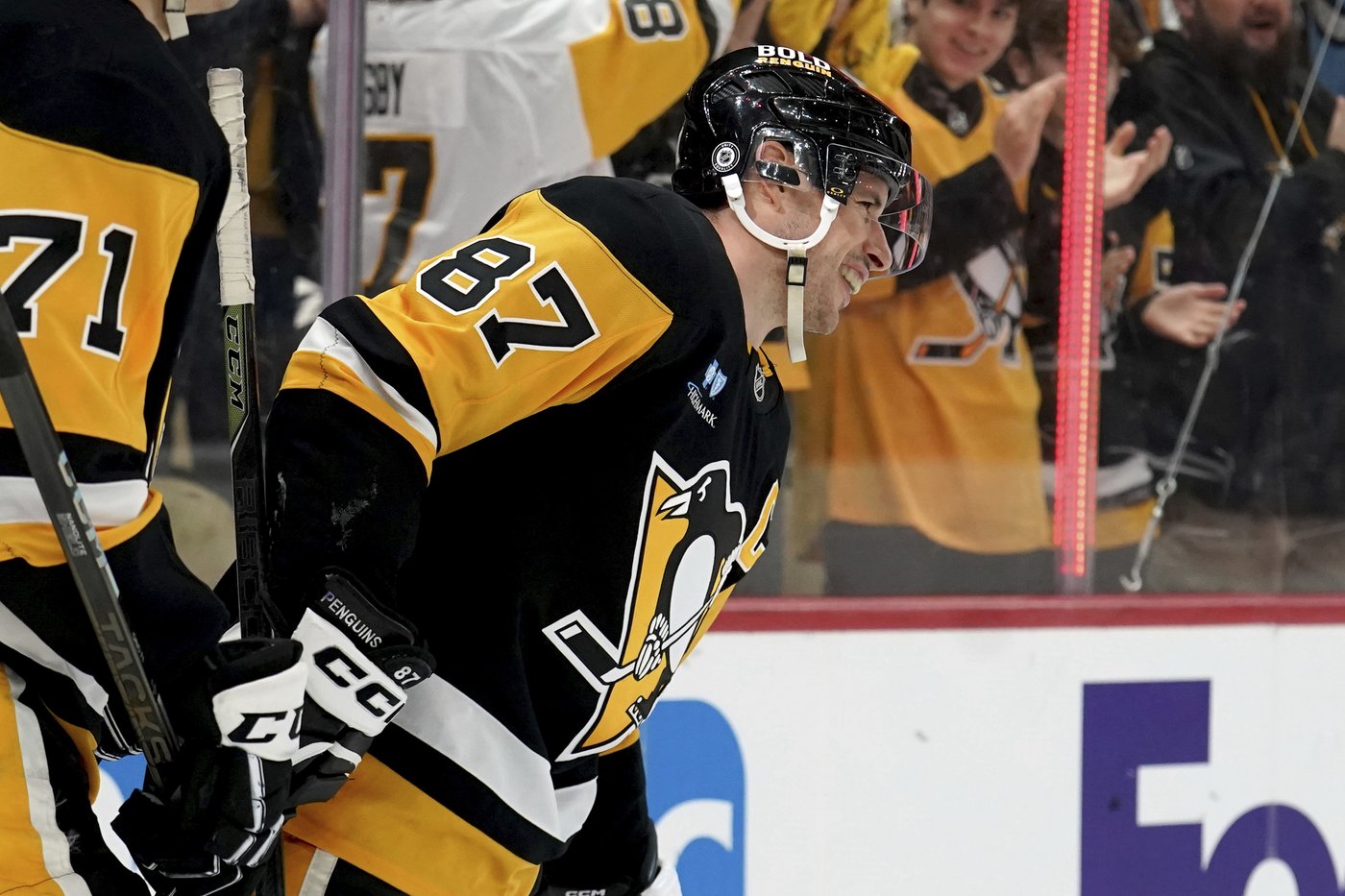 Crosby breaks Lemieux's Penguins career assists record in 3-2 victory over the Islanders | iNFOnews.ca
