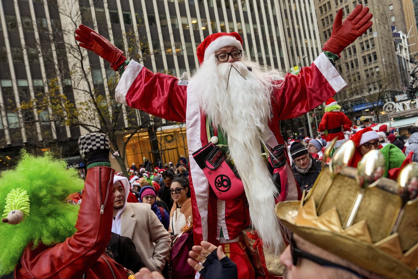 Thousands of Santas and a few Grinches hit the streets for annual SantaCon bar crawls | iNFOnews.ca