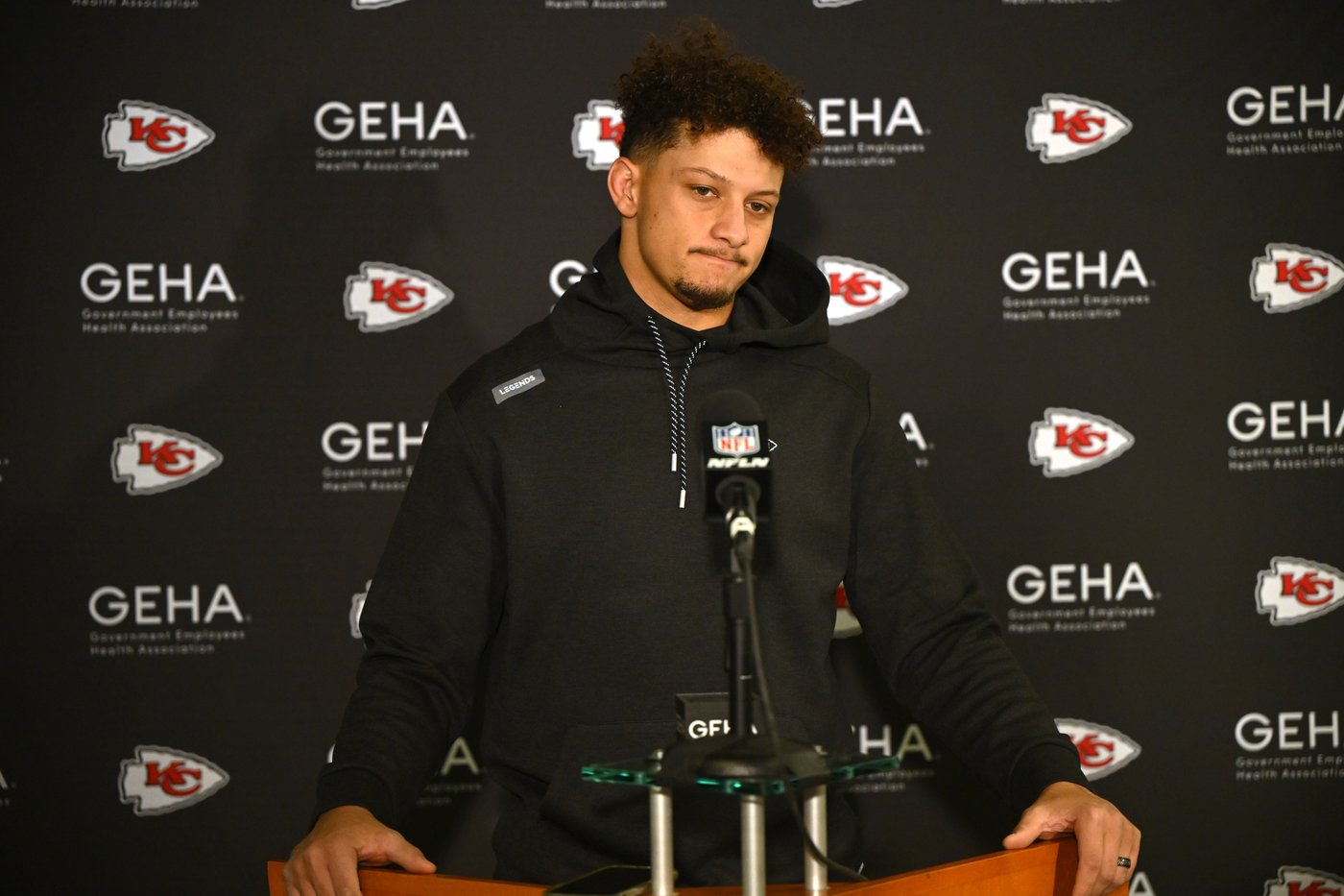 Chiefs QB Patrick Mahomes has high-ankle sprain, status for Houston remains unclear, AP source says | iNFOnews.ca
