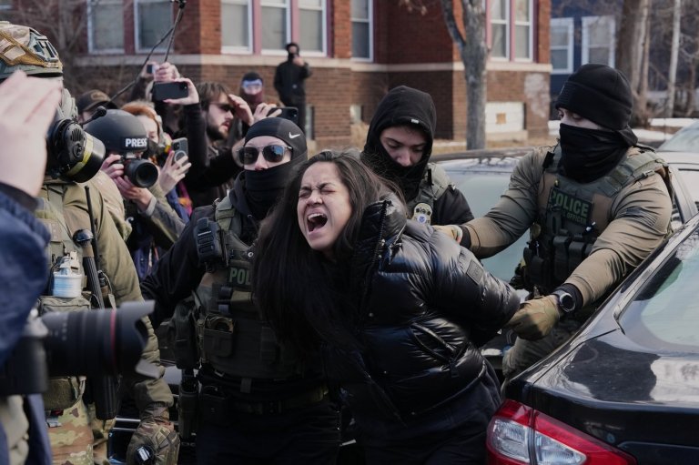 Federal immigration agents filmed dragging a woman from her car in Minneapolis | iNFOnews.ca