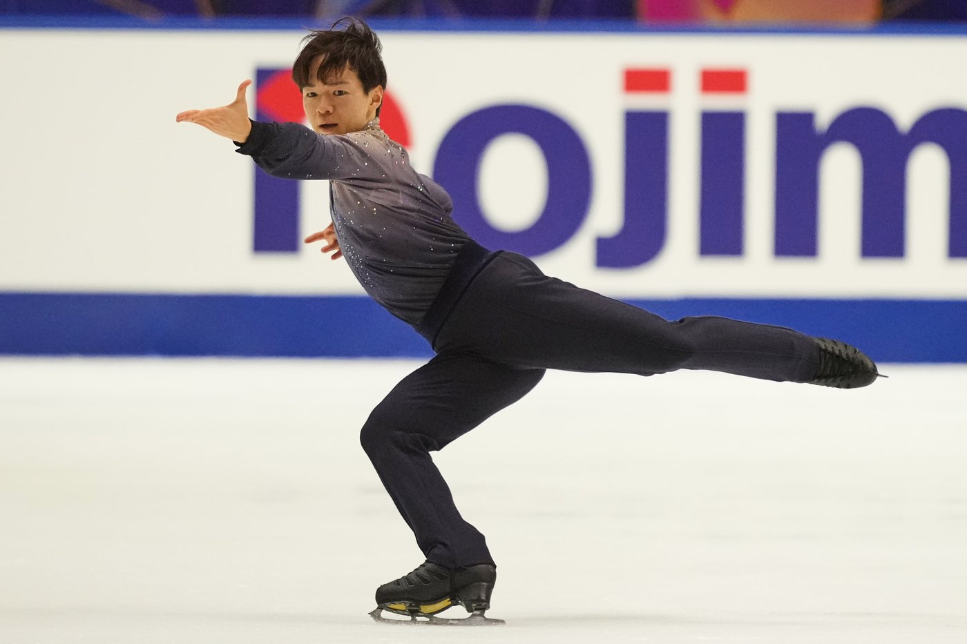 Dominant Sakamoto defends title in final NHK Trophy, books spot in Grand Prix Final | iNFOnews.ca