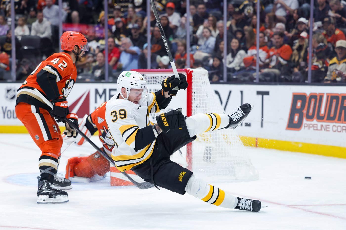 Elias Lindholm's big 3rd period sparks streaking Bruins' comeback for 4-2 win over Ducks | iNFOnews.ca Elias Lindholm's big 3rd period sparks streaking Bruins' comeback for 4-2 win over Ducks | iNFOnews.ca